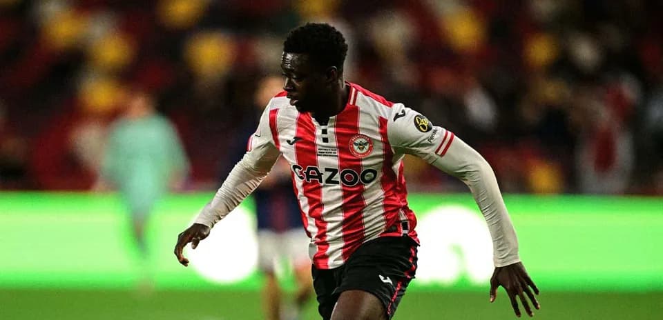 Jugador de Brentford corriendo durante el partido