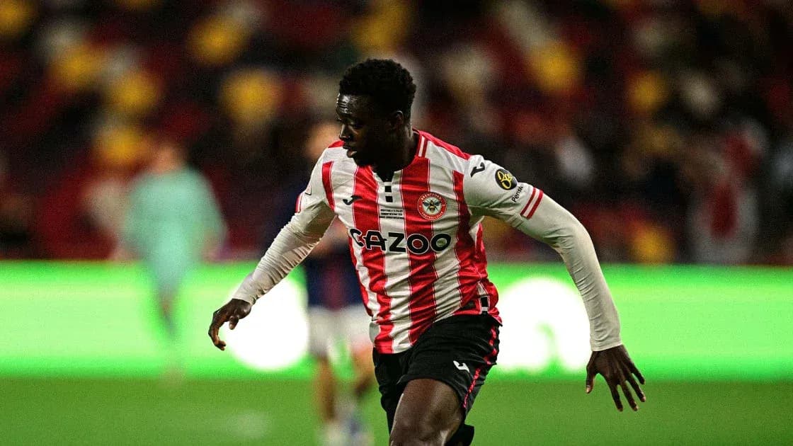 Jugador de Brentford corriendo durante el partido