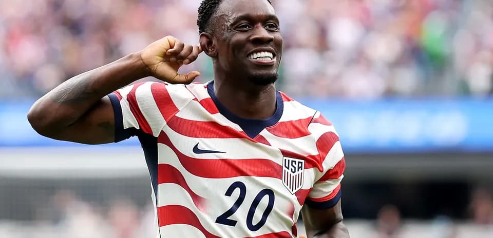Jugador de Estados Unidos celebrando en el campo