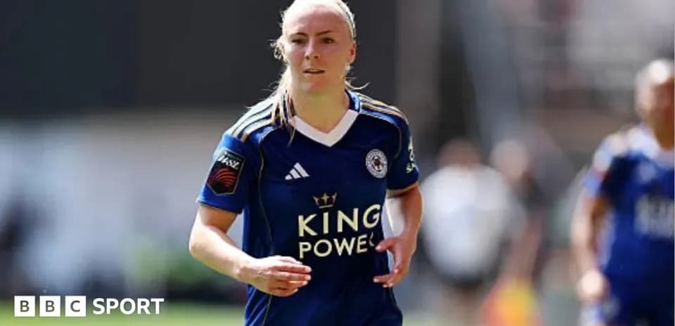 Jugadora corriendo con camiseta de Leicester City