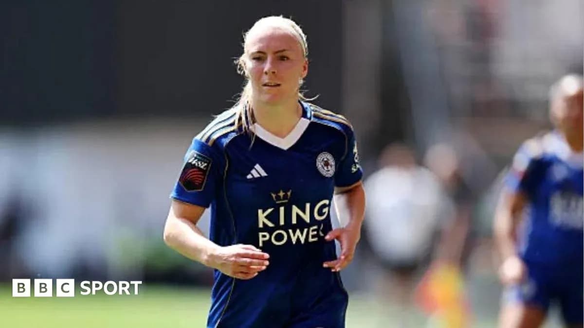 Jugadora corriendo con camiseta de Leicester City