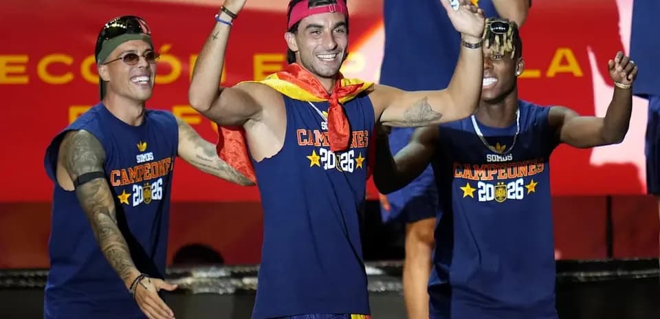Jugadores celebrando con camisetas en evento