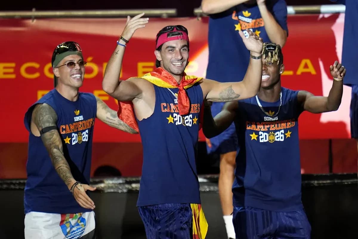 Jugadores celebrando con camisetas en evento