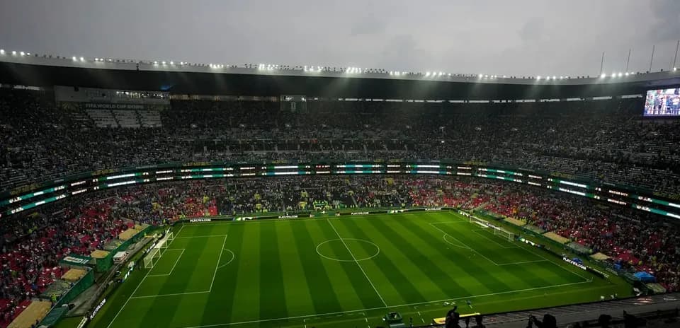 Estadio con aficionados antes del partido de fútbol