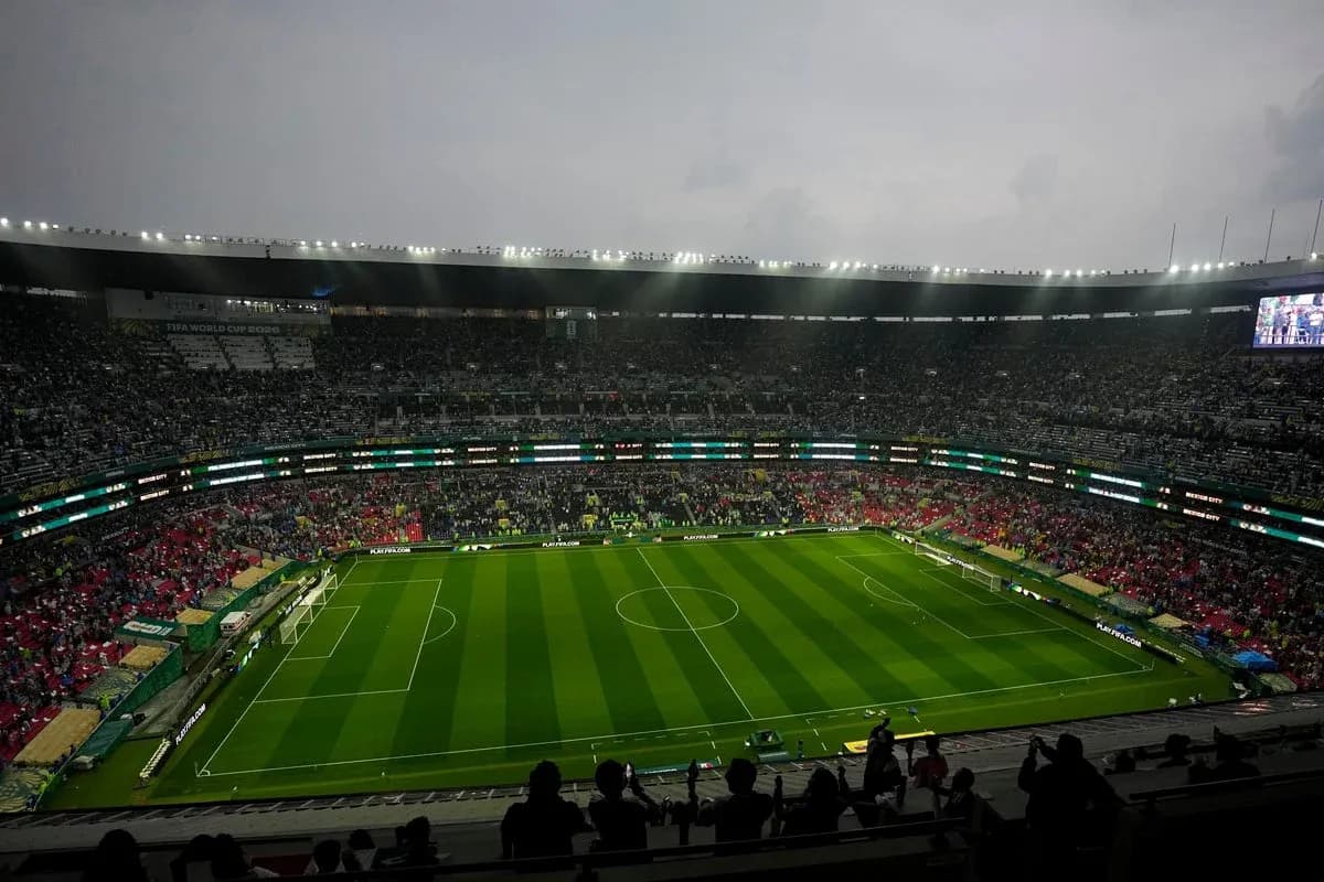 Estadio con aficionados antes del partido de fútbol