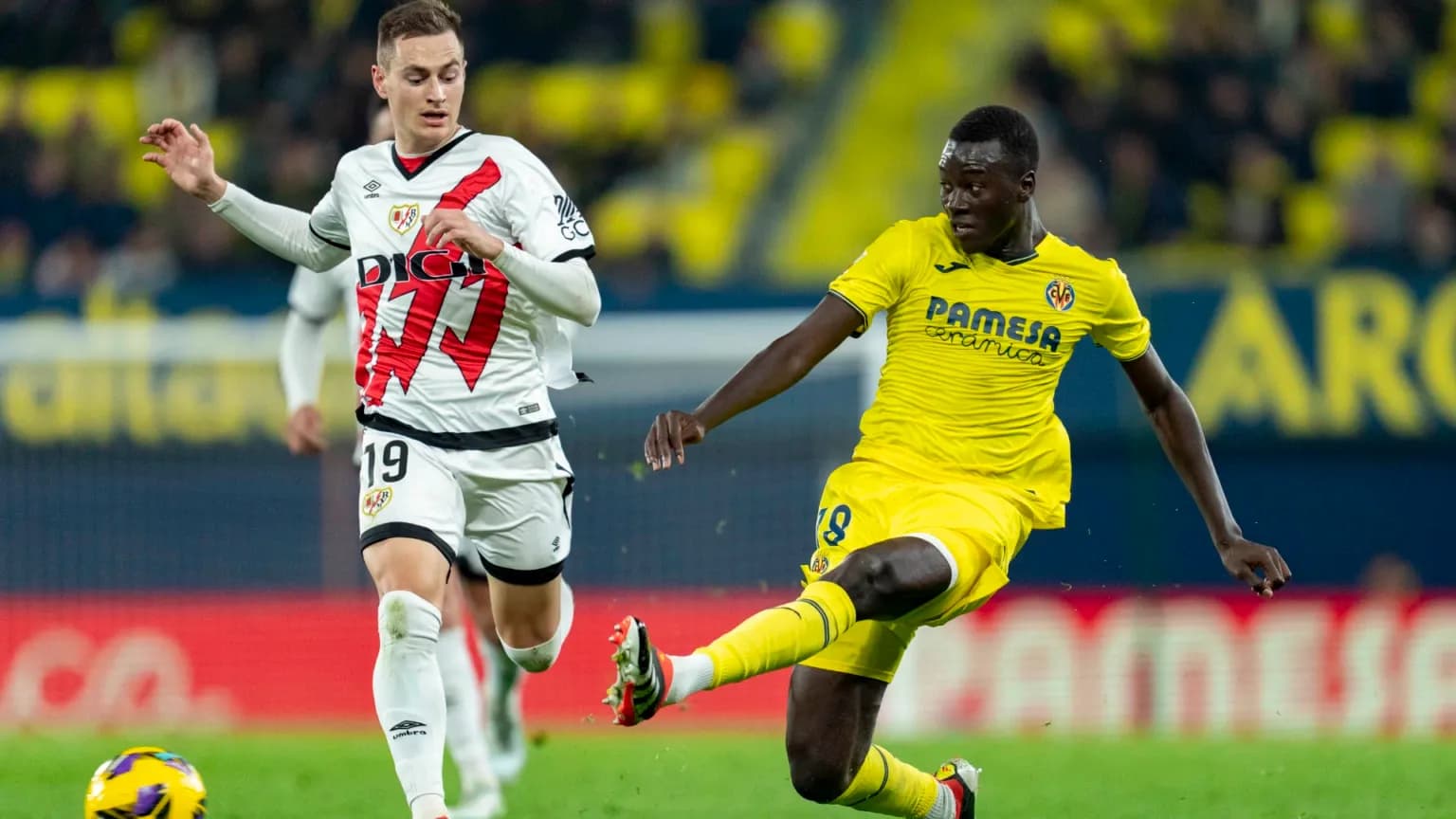 Jugadores de Rayo Vallecano y Villarreal en acción