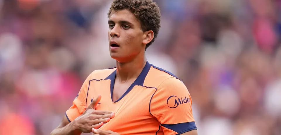Jugador en uniforme naranja durante partido de fútbol