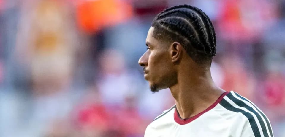 Jugador con trenzas en el campo de fútbol