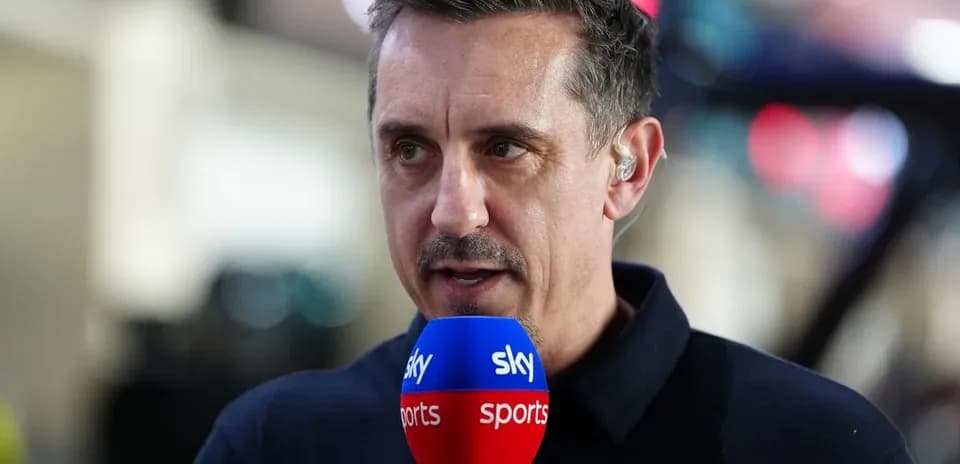 Analista hablando en micrófono de Sky Sports