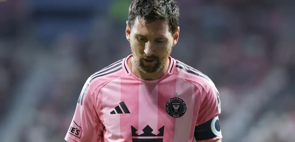 Jugador de Inter Miami con camiseta rosa en el campo