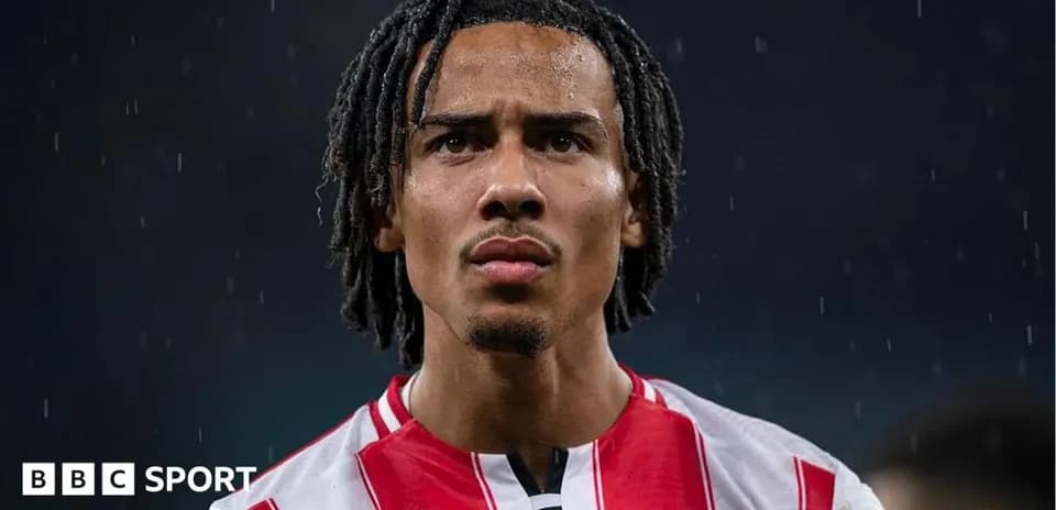 Jugador de Brentford en el campo bajo la lluvia