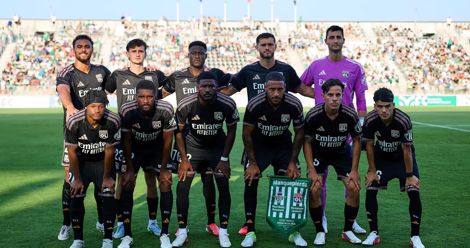 Equipo de Lyon posando antes del partido
