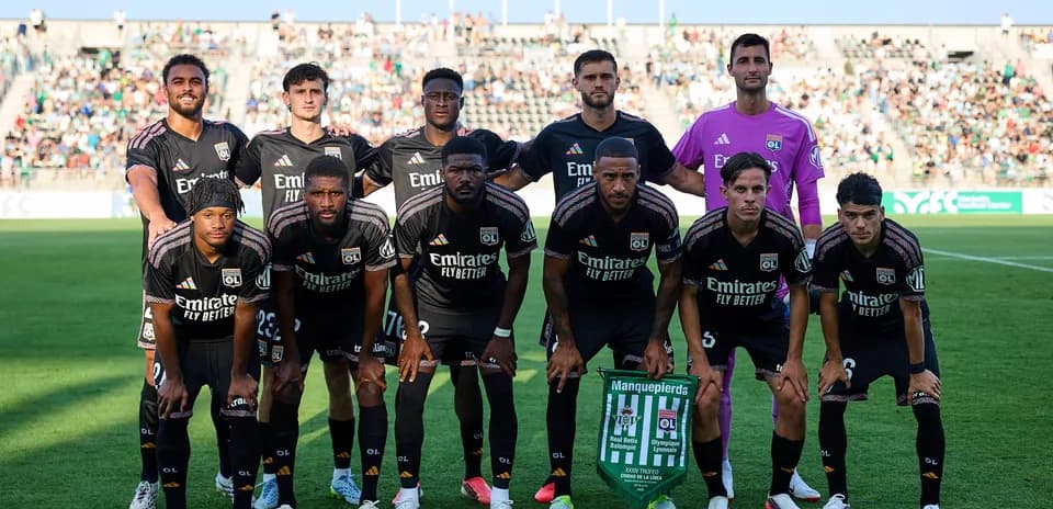 Equipo de Lyon posando antes del partido
