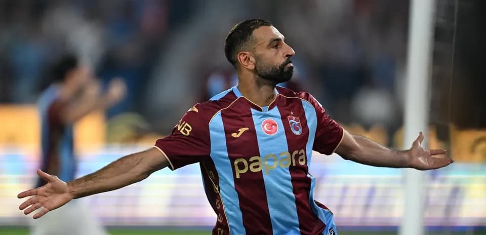 Jugador de Trabzonspor celebrando un gol en el partido