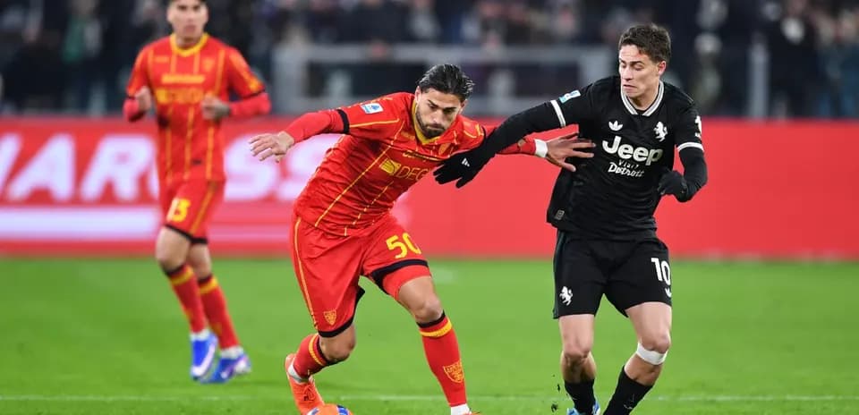 Jugador de Lecce luchando por el balón