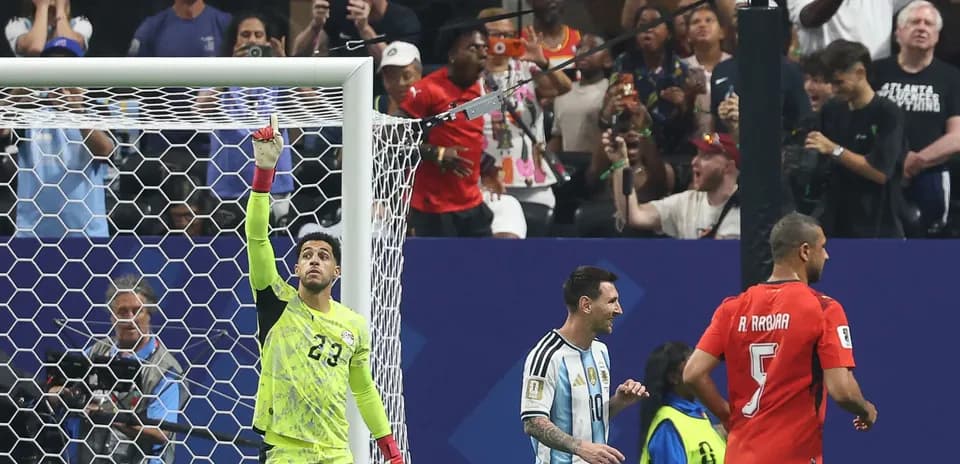 Portero levantando la mano durante el partido