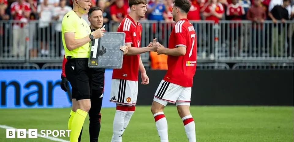 Jugadores de Manchester United realizan un cambio en el partido