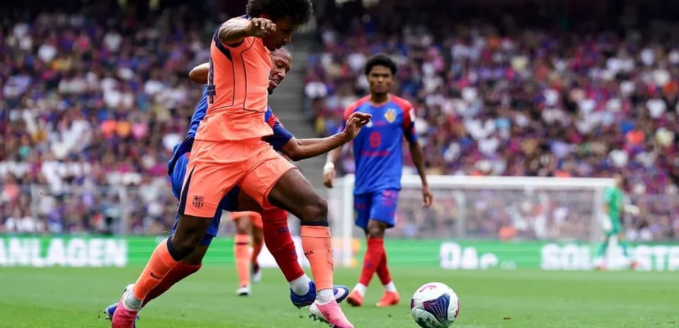 Jugador de Barça desafiando a rival en el partido