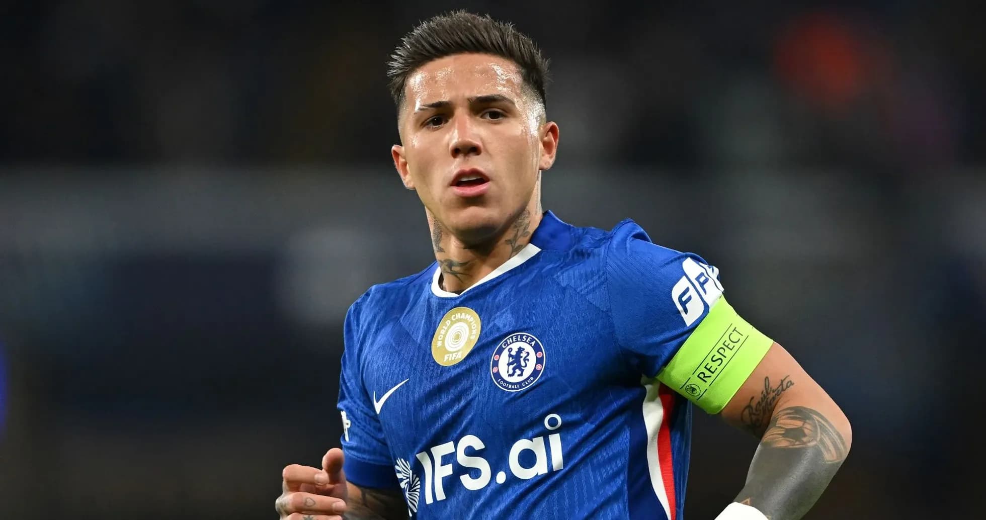 Jugador de Chelsea con camiseta azul y brazalete