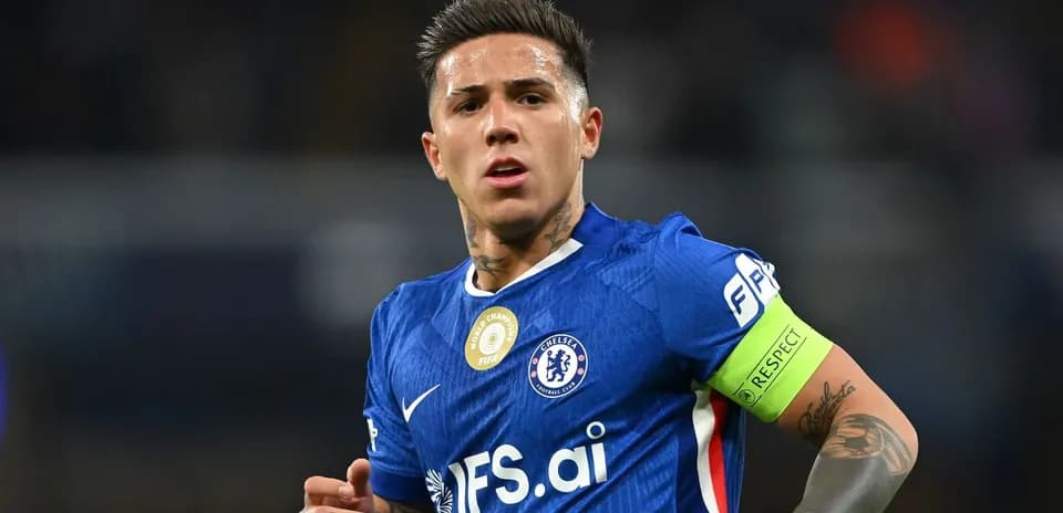 Jugador de Chelsea con camiseta azul y brazalete
