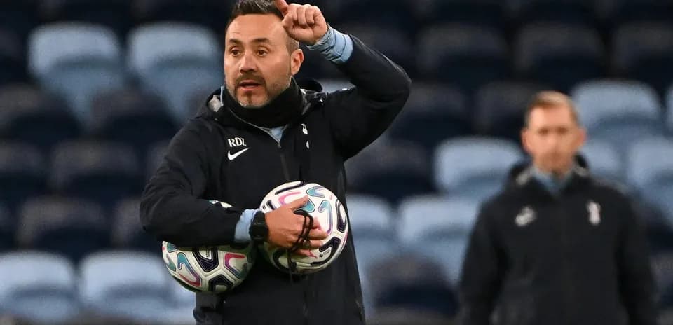 Entrenador dando instrucciones durante la práctica