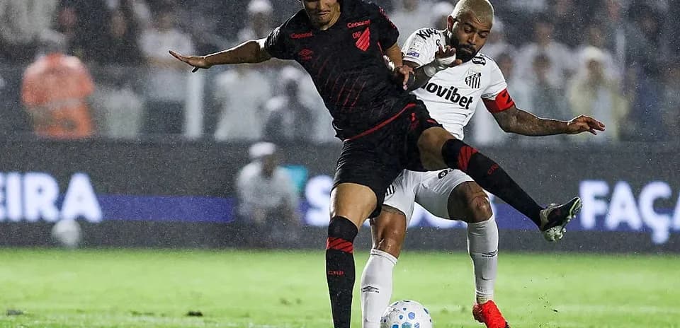 Jugador de Athletico Paranaense enfrentando a rival de Santos