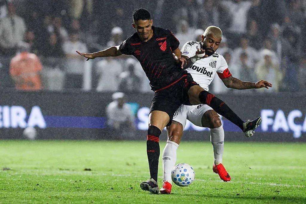 Jugador de Athletico Paranaense enfrentando a rival de Santos