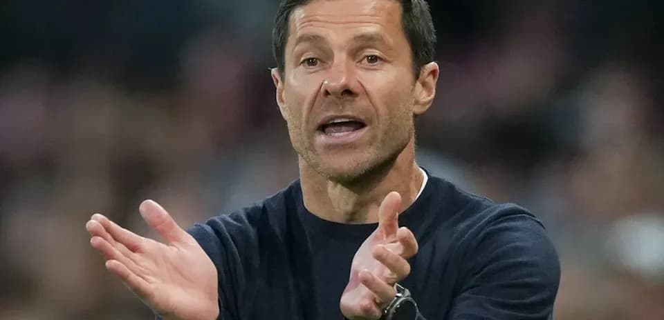 Entrenador dirigiendo instrucciones durante el partido