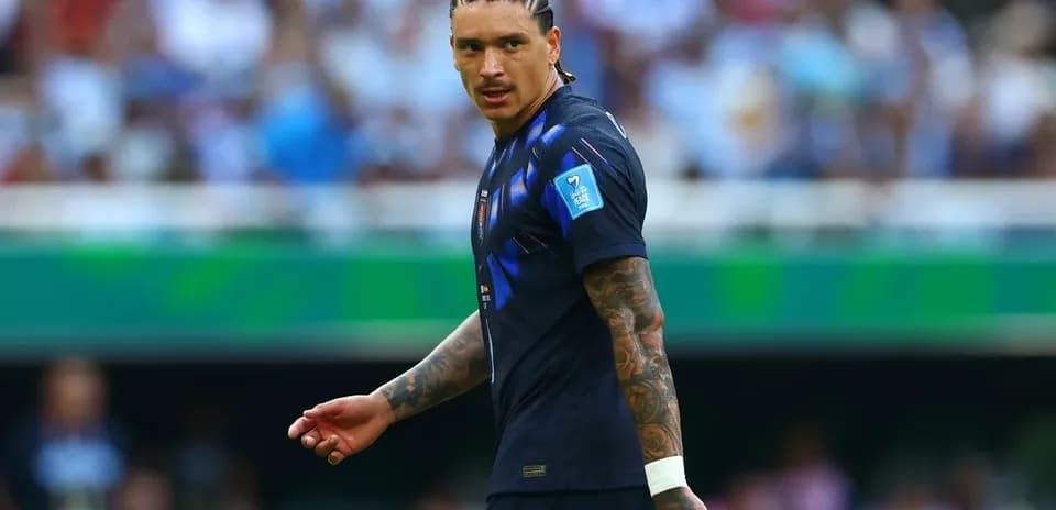 Jugador caminando en el campo durante partido