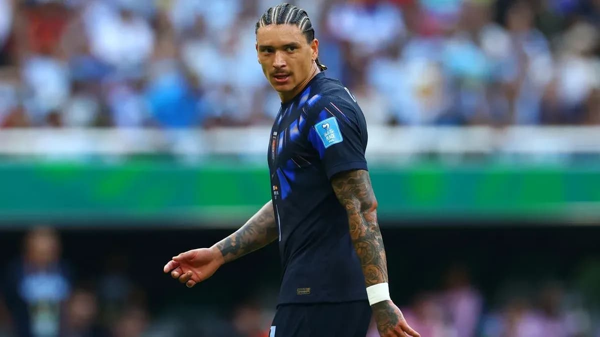 Jugador caminando en el campo durante partido