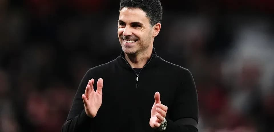 Entrenador aplaudiendo durante un partido