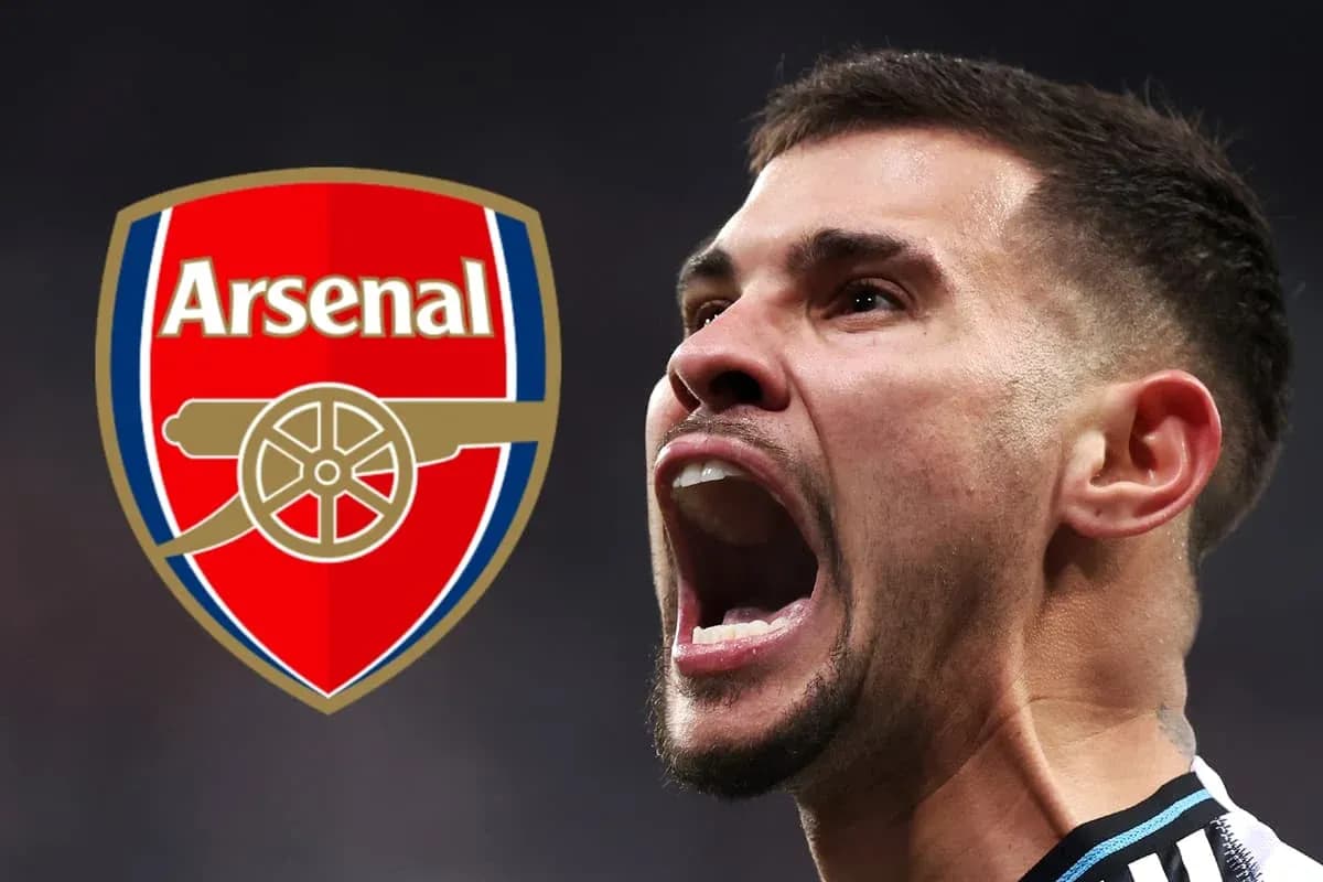 Jugador de Arsenal gritando con el escudo del club