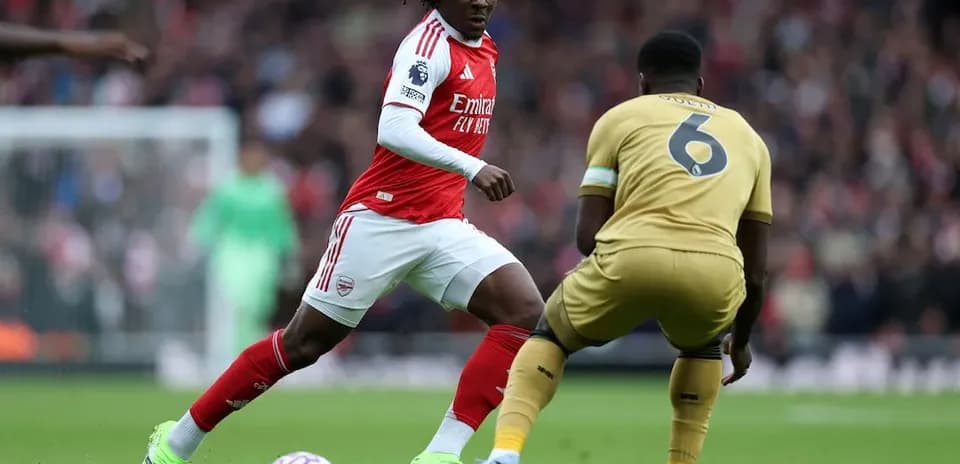 Jugador de Arsenal driblando a defensor del Crystal Palace