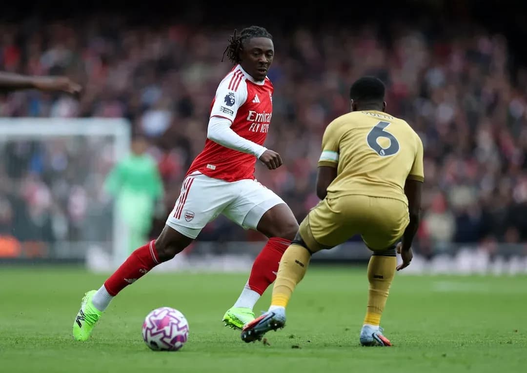 Jugador de Arsenal driblando a defensor del Crystal Palace