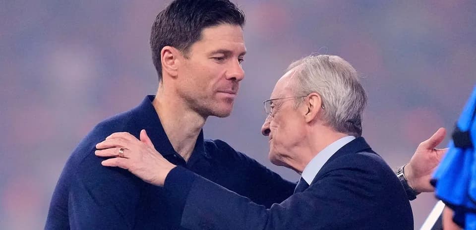 Entrenador y presidente se saludan en el campo