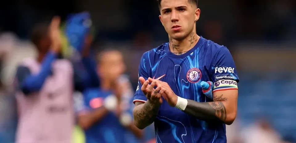 Jugador aplaudiendo en el campo de fútbol