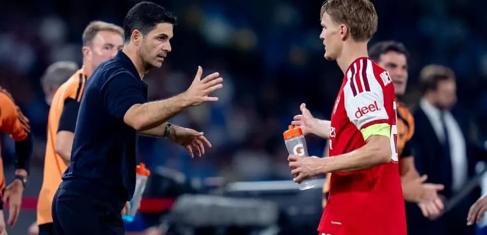 Entrenador hablando con jugador en el banquillo