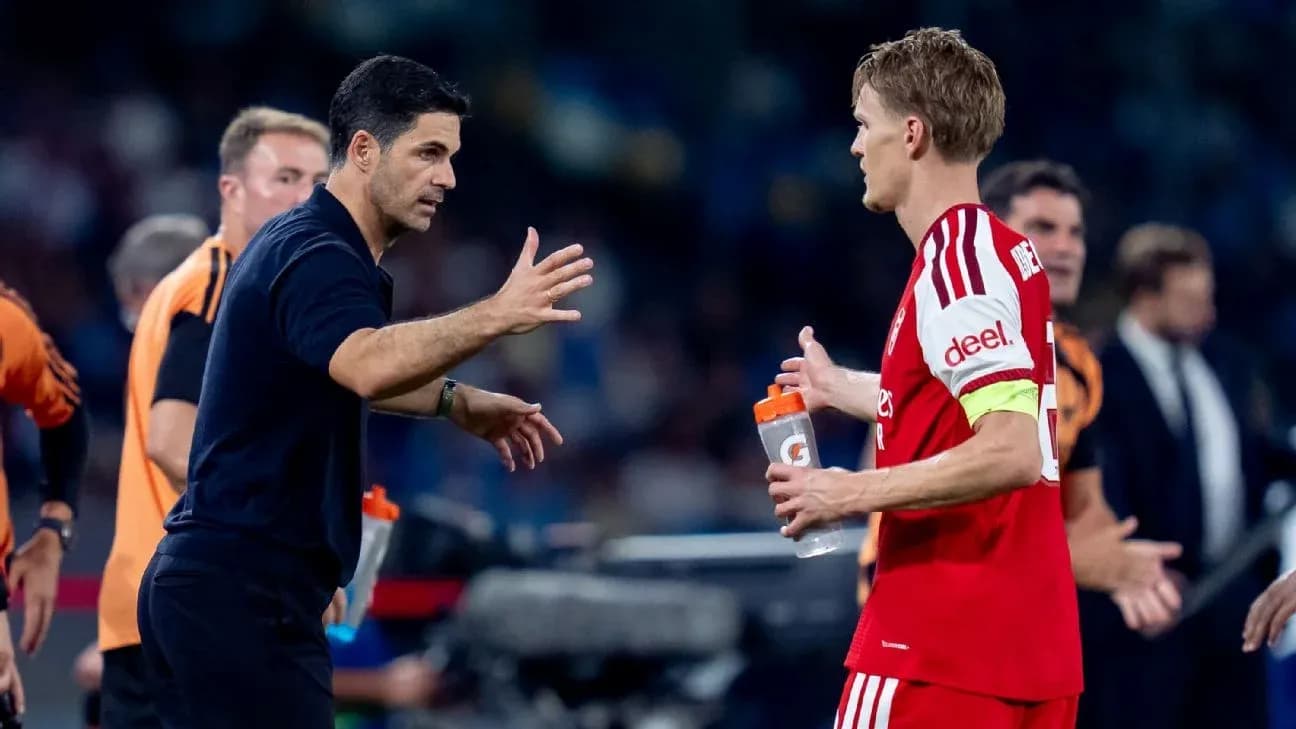 Entrenador hablando con jugador en el banquillo