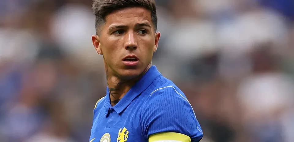 Jugador con camiseta azul y brazalete de capitán
