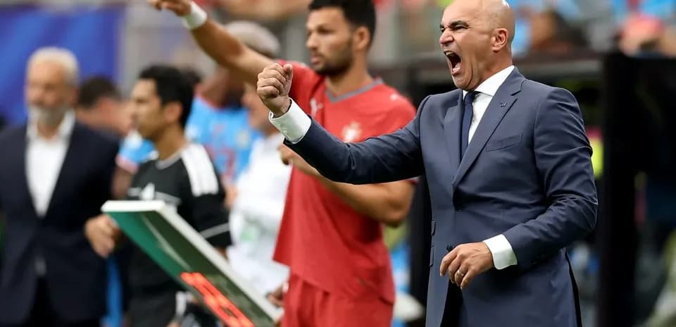 Entrenador animando a su equipo en el banquillo