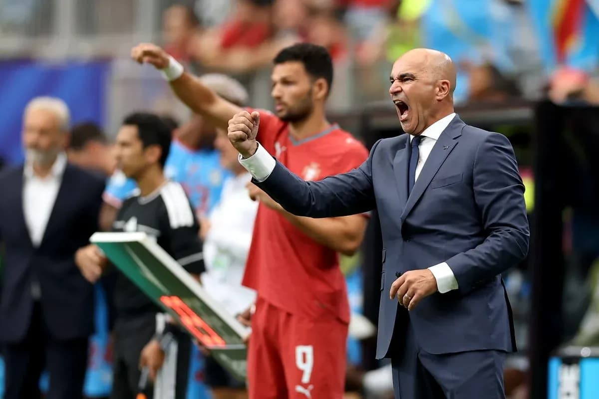 Entrenador animando a su equipo en el banquillo