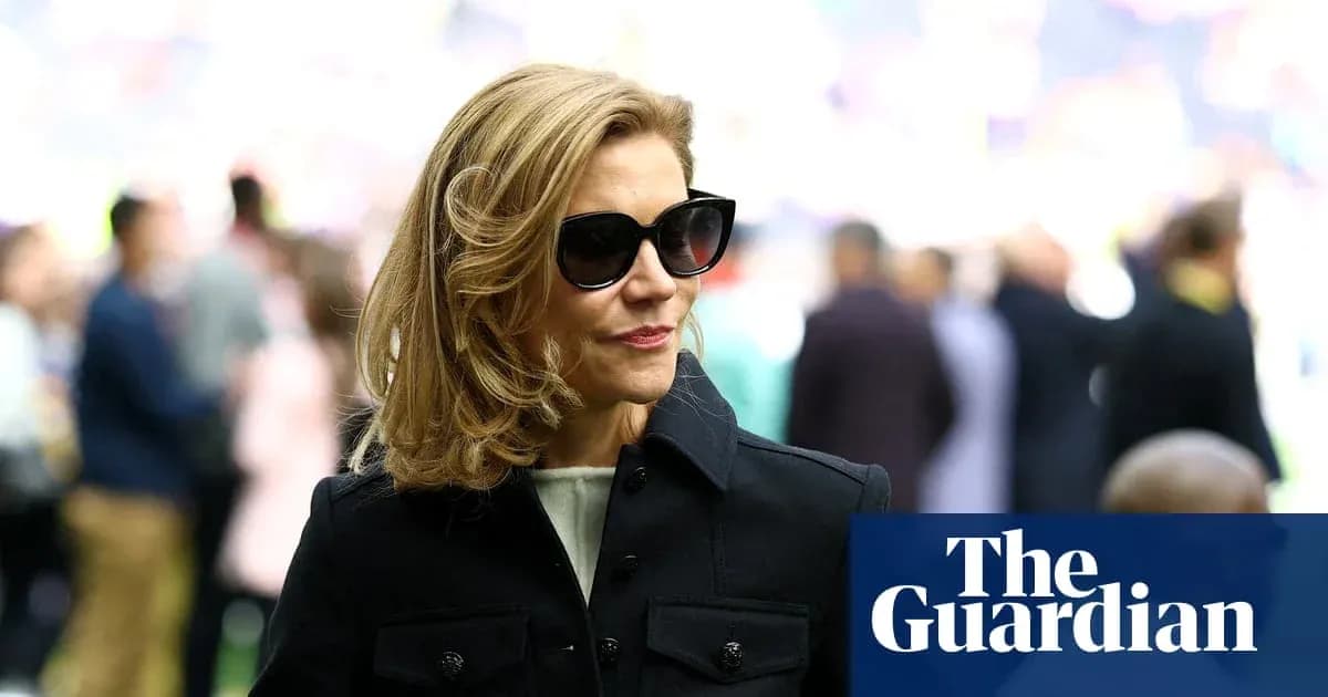 Mujer con gafas de sol en un evento deportivo