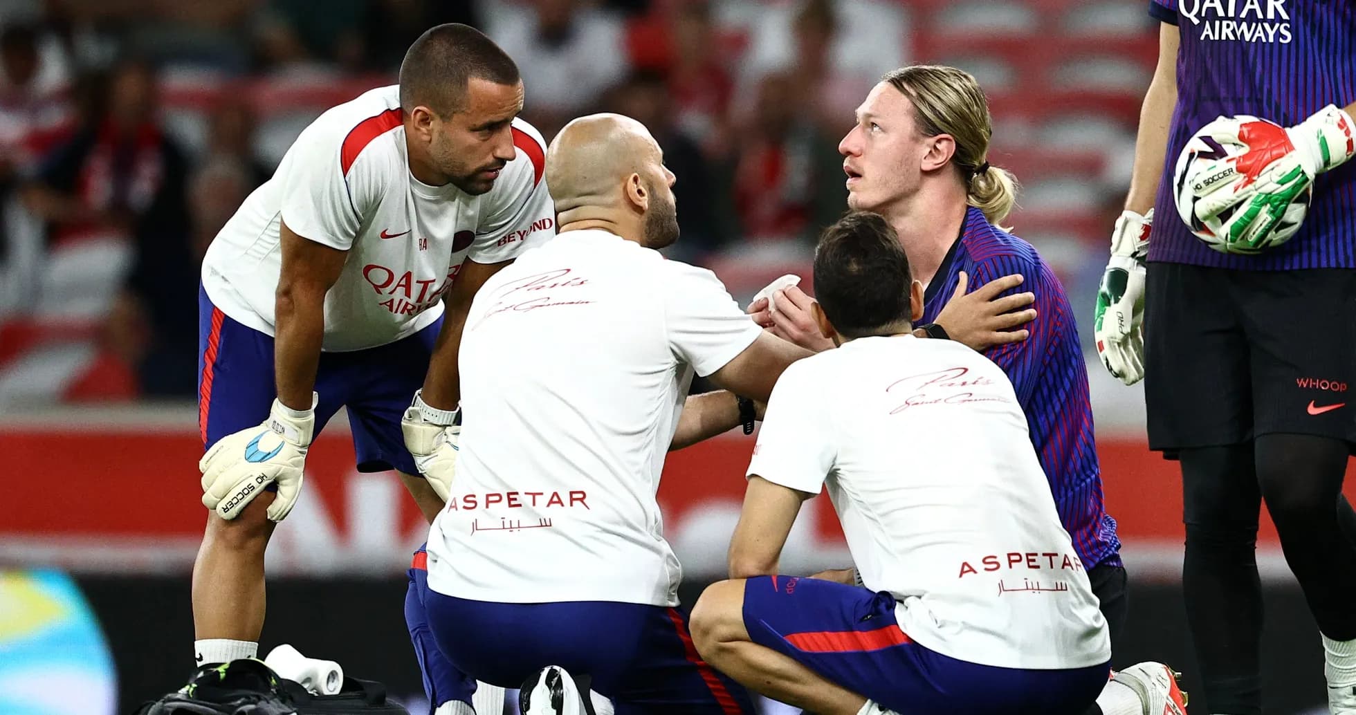 Jugadores y personal médico atendiendo a un jugador caído