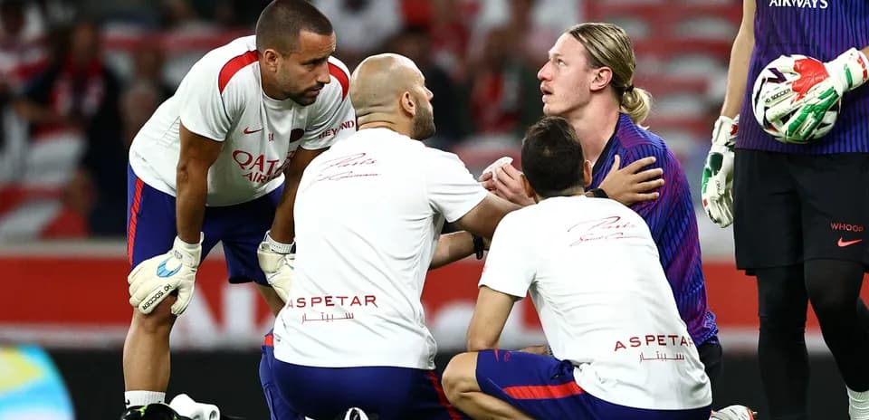 Jugadores y personal médico atendiendo a un jugador caído
