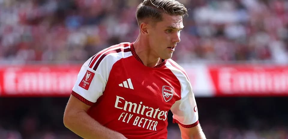 Jugador de Arsenal corriendo durante el partido