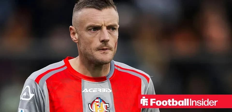 Jugador en uniforme de portero durante un partido