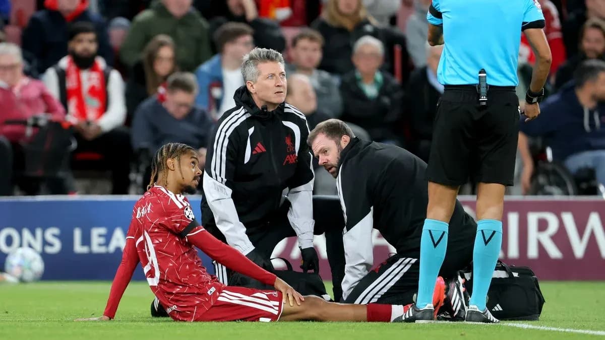 Jugador sentado con personal médico en el campo