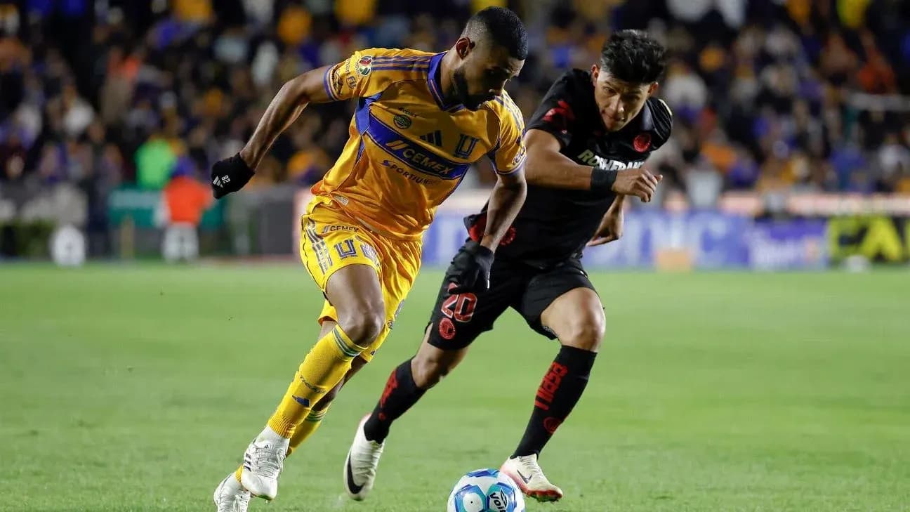 Jugadores de Toluca y Tigres compitiendo por el balón