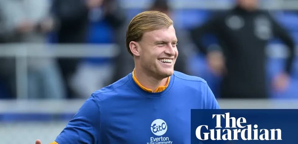 Jugador de Everton sonriendo en el entrenamiento