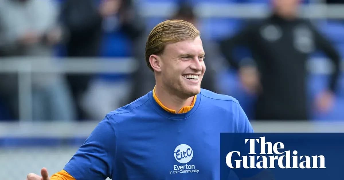 Jugador de Everton sonriendo en el entrenamiento